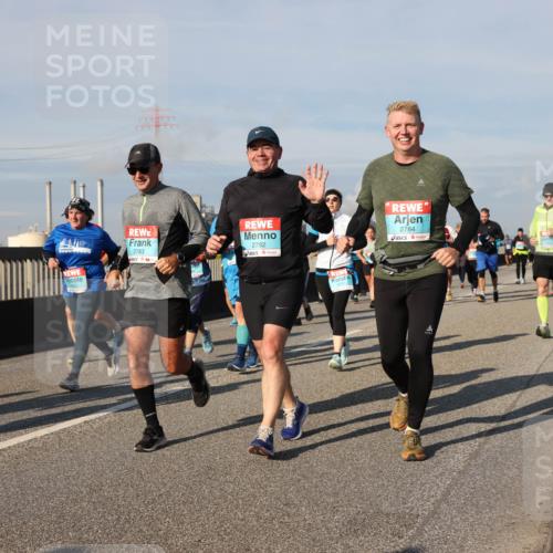 03.10.2025 - Köhlbrandbrückenlauf Lena Gebhardt http://msf.ph/oto/9083122 03.10.2025 10:04:47 Position 2 2783, 2782, 2784 meine-sportfotos.de