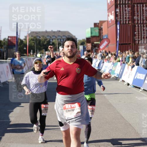 03.10.2025 - Köhlbrandbrückenlauf Jannik Wohlers http://msf.ph/oto/9083126 03.10.2025 13:18:21 Ziel 4341, 4472, 4473, 4560, 4581, 4600, 4760, 5192, 5379, 5440, 5454, 5691, 5722, 5816, 6001, 6310 meine-sportfotos.de