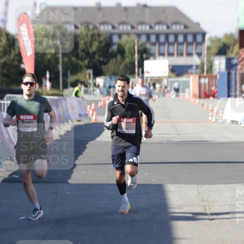 03.10.2025 - Köhlbrandbrückenlauf Jannik Wohlers http://msf.ph/oto/9083138 03.10.2025 12:51:34 Ziel 4058, 6458, 6793 meine-sportfotos.de