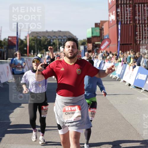 03.10.2025 - Köhlbrandbrückenlauf Jannik Wohlers http://msf.ph/oto/9083142 03.10.2025 13:18:21 Ziel 4341, 4472, 4473, 4560, 4581, 4600, 4760, 5192, 5379, 5440, 5454, 5691, 5722, 5816, 6001, 6310 meine-sportfotos.de