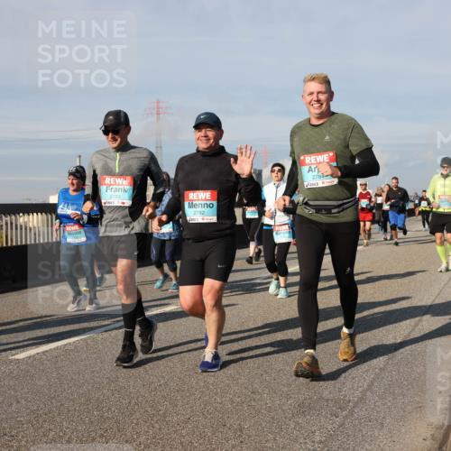 03.10.2025 - Köhlbrandbrückenlauf Lena Gebhardt http://msf.ph/oto/9083144 03.10.2025 10:04:47 Position 2 2783, 2782, 2784 meine-sportfotos.de