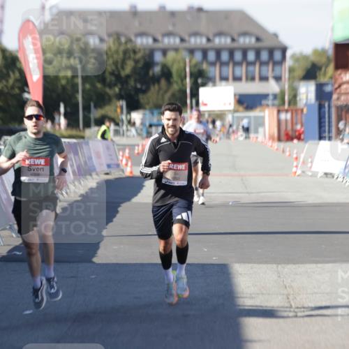03.10.2025 - Köhlbrandbrückenlauf Jannik Wohlers http://msf.ph/oto/9083150 03.10.2025 12:51:34 Ziel 4058, 6458, 6793 meine-sportfotos.de