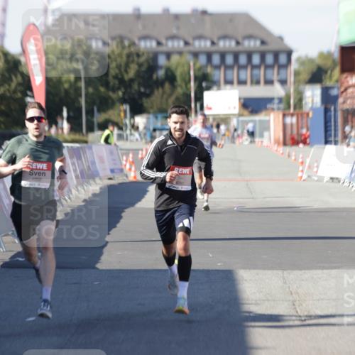 03.10.2025 - Köhlbrandbrückenlauf Jannik Wohlers http://msf.ph/oto/9083164 03.10.2025 12:51:34 Ziel 4058, 6458, 6793 meine-sportfotos.de