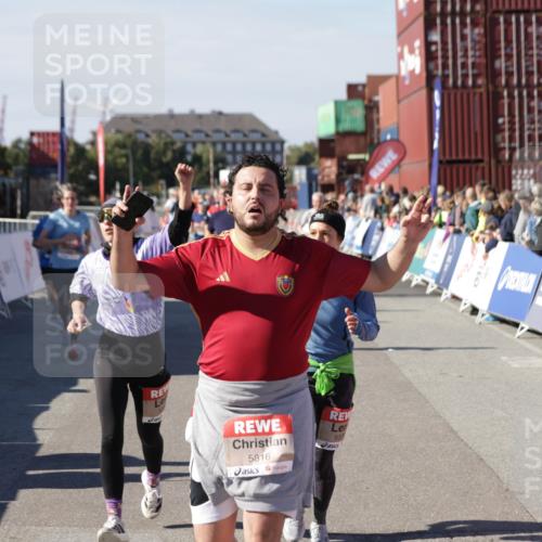 03.10.2025 - Köhlbrandbrückenlauf Jannik Wohlers http://msf.ph/oto/9083174 03.10.2025 13:18:21 Ziel 4341, 4472, 4473, 4560, 4581, 4600, 4760, 5192, 5379, 5440, 5454, 5691, 5722, 5816, 6001, 6310 meine-sportfotos.de