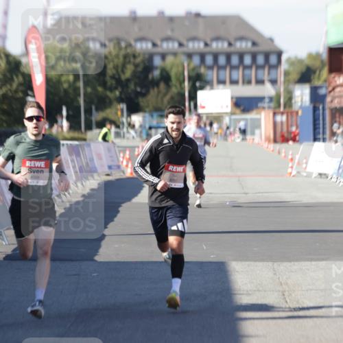 03.10.2025 - Köhlbrandbrückenlauf Jannik Wohlers http://msf.ph/oto/9083178 03.10.2025 12:51:34 Ziel 4058, 6458, 6793 meine-sportfotos.de