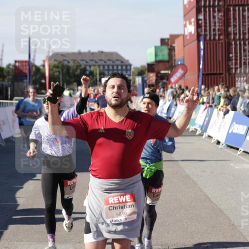 03.10.2025 - Köhlbrandbrückenlauf Jannik Wohlers http://msf.ph/oto/9083185 03.10.2025 13:18:21 Ziel 4341, 4472, 4473, 4560, 4581, 4600, 4760, 5192, 5379, 5440, 5454, 5691, 5722, 5816, 6001, 6310 meine-sportfotos.de