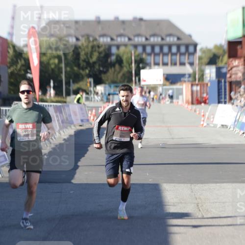 03.10.2025 - Köhlbrandbrückenlauf Jannik Wohlers http://msf.ph/oto/9083195 03.10.2025 12:51:34 Ziel 4058, 6458, 6793 meine-sportfotos.de