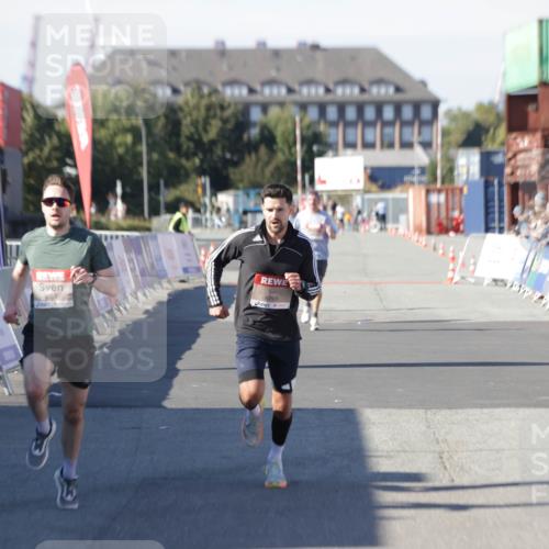 03.10.2025 - Köhlbrandbrückenlauf Jannik Wohlers http://msf.ph/oto/9083206 03.10.2025 12:51:34 Ziel 4058, 6458, 6793 meine-sportfotos.de