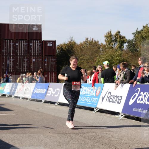 03.10.2025 - Köhlbrandbrückenlauf Lena Gebhardt http://msf.ph/oto/9083208 03.10.2025 13:49:51 Ziel 5316, 5364, 6123 meine-sportfotos.de