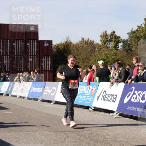 03.10.2025 - Köhlbrandbrückenlauf Lena Gebhardt http://msf.ph/oto/9083215 03.10.2025 13:49:51 Ziel 5316, 5364, 6123 meine-sportfotos.de