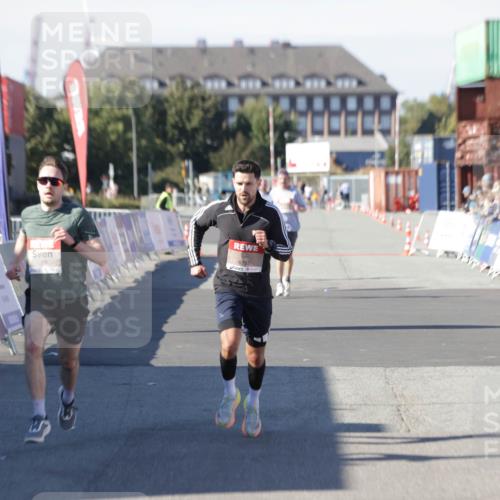 03.10.2025 - Köhlbrandbrückenlauf Jannik Wohlers http://msf.ph/oto/9083223 03.10.2025 12:51:34 Ziel 4058, 6458, 6793 meine-sportfotos.de