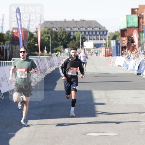 03.10.2025 - Köhlbrandbrückenlauf Jannik Wohlers http://msf.ph/oto/9083249 03.10.2025 12:51:35 Ziel 4058, 6458, 6793 meine-sportfotos.de