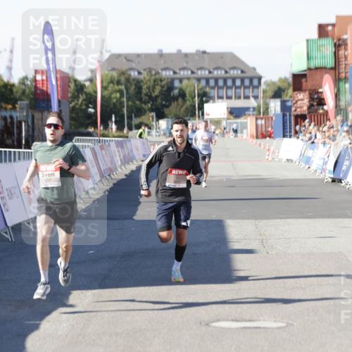 03.10.2025 - Köhlbrandbrückenlauf Jannik Wohlers http://msf.ph/oto/9083263 03.10.2025 12:51:35 Ziel 4058, 6458, 6793 meine-sportfotos.de