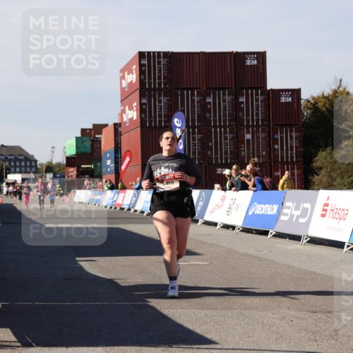 03.10.2025 - Köhlbrandbrückenlauf Lena Gebhardt http://msf.ph/oto/9083270 03.10.2025 13:49:57 Ziel 5316, 5364 meine-sportfotos.de
