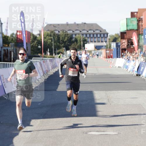 03.10.2025 - Köhlbrandbrückenlauf Jannik Wohlers http://msf.ph/oto/9083279 03.10.2025 12:51:35 Ziel 4058, 6458, 6793 meine-sportfotos.de