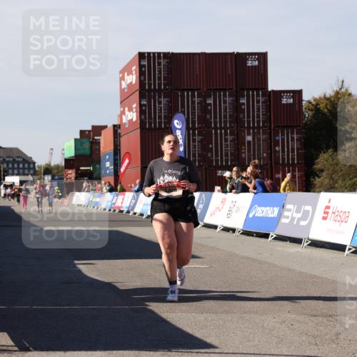 03.10.2025 - Köhlbrandbrückenlauf Lena Gebhardt http://msf.ph/oto/9083286 03.10.2025 13:49:57 Ziel 5316, 5364 meine-sportfotos.de