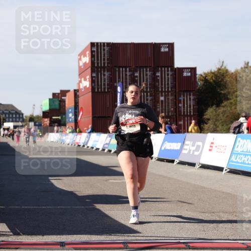 03.10.2025 - Köhlbrandbrückenlauf Lena Gebhardt http://msf.ph/oto/9083294 03.10.2025 13:49:57 Ziel 5316, 5364 meine-sportfotos.de
