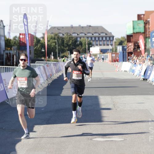 03.10.2025 - Köhlbrandbrückenlauf Jannik Wohlers http://msf.ph/oto/9083301 03.10.2025 12:51:35 Ziel 4058, 6458, 6793 meine-sportfotos.de