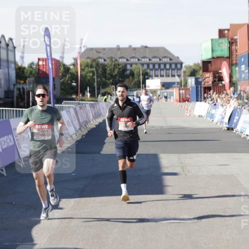 03.10.2025 - Köhlbrandbrückenlauf Jannik Wohlers http://msf.ph/oto/9083329 03.10.2025 12:51:35 Ziel 4058, 6458, 6793 meine-sportfotos.de