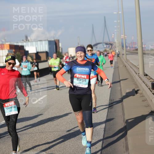 03.10.2025 - Köhlbrandbrückenlauf Jannik Wohlers http://msf.ph/oto/9083354 03.10.2025 10:06:03 Position 3 2742, 3597, 2970 meine-sportfotos.de