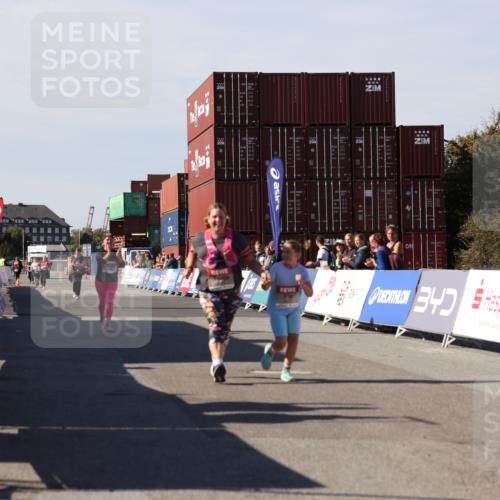 03.10.2025 - Köhlbrandbrückenlauf Lena Gebhardt http://msf.ph/oto/9083371 03.10.2025 13:50:13 Ziel 5611, 5612 meine-sportfotos.de