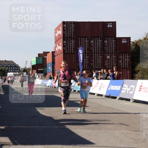 03.10.2025 - Köhlbrandbrückenlauf Lena Gebhardt http://msf.ph/oto/9083384 03.10.2025 13:50:14 Ziel 5225, 5611, 5612 meine-sportfotos.de