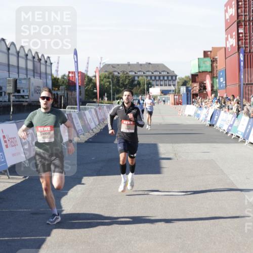 03.10.2025 - Köhlbrandbrückenlauf Jannik Wohlers http://msf.ph/oto/9083393 03.10.2025 12:51:36 Ziel 4058, 6458, 6793 meine-sportfotos.de