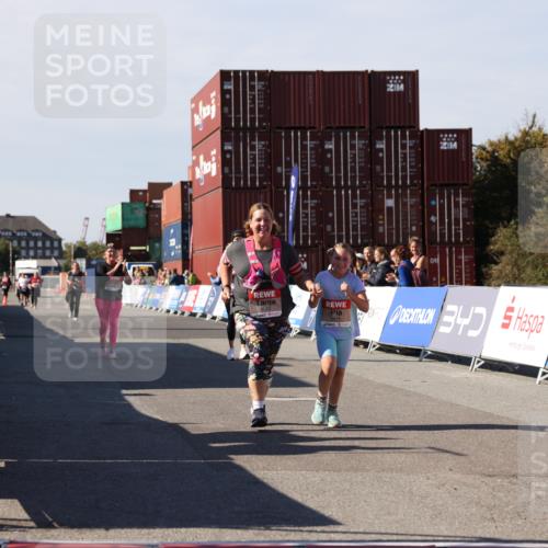 03.10.2025 - Köhlbrandbrückenlauf Lena Gebhardt http://msf.ph/oto/9083398 03.10.2025 13:50:14 Ziel 5225, 5611, 5612 meine-sportfotos.de