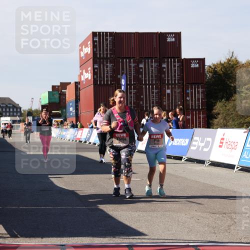 03.10.2025 - Köhlbrandbrückenlauf Lena Gebhardt http://msf.ph/oto/9083407 03.10.2025 13:50:14 Ziel 5225, 5611, 5612 meine-sportfotos.de