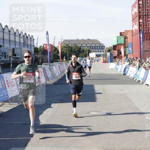03.10.2025 - Köhlbrandbrückenlauf Jannik Wohlers http://msf.ph/oto/9083424 03.10.2025 12:51:36 Ziel 4058, 6458, 6793 meine-sportfotos.de