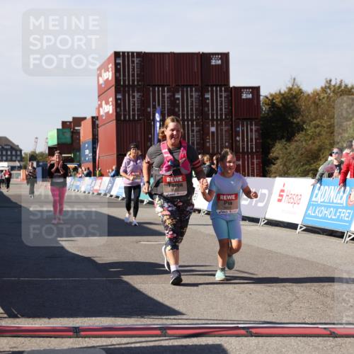 03.10.2025 - Köhlbrandbrückenlauf Lena Gebhardt http://msf.ph/oto/9083433 03.10.2025 13:50:15 Ziel 5225, 5547, 5611, 5612 meine-sportfotos.de