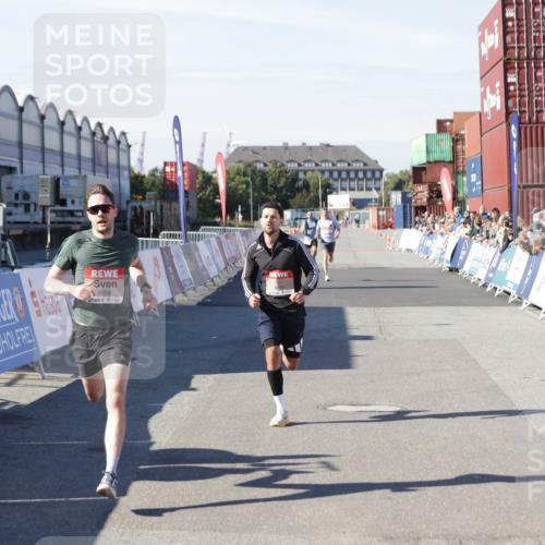 03.10.2025 - Köhlbrandbrückenlauf Jannik Wohlers http://msf.ph/oto/9083434 03.10.2025 12:51:36 Ziel 4058, 6458, 6793 meine-sportfotos.de