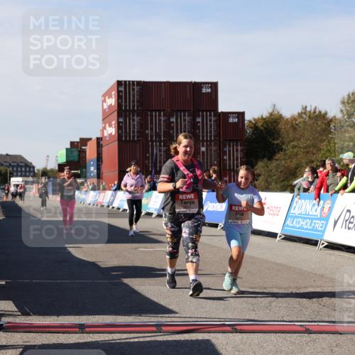 03.10.2025 - Köhlbrandbrückenlauf Lena Gebhardt http://msf.ph/oto/9083448 03.10.2025 13:50:15 Ziel 5225, 5547, 5611, 5612 meine-sportfotos.de