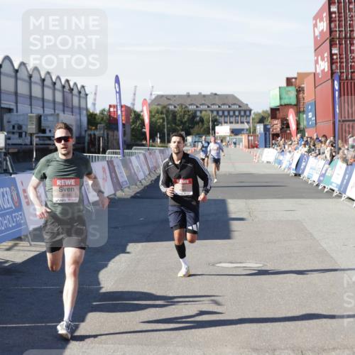 03.10.2025 - Köhlbrandbrückenlauf Jannik Wohlers http://msf.ph/oto/9083456 03.10.2025 12:51:36 Ziel 4058, 6458, 6793 meine-sportfotos.de