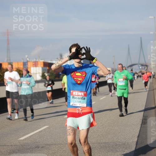 03.10.2025 - Köhlbrandbrückenlauf Jannik Wohlers http://msf.ph/oto/9083457 03.10.2025 10:06:05 Position 3 1709, 177 meine-sportfotos.de