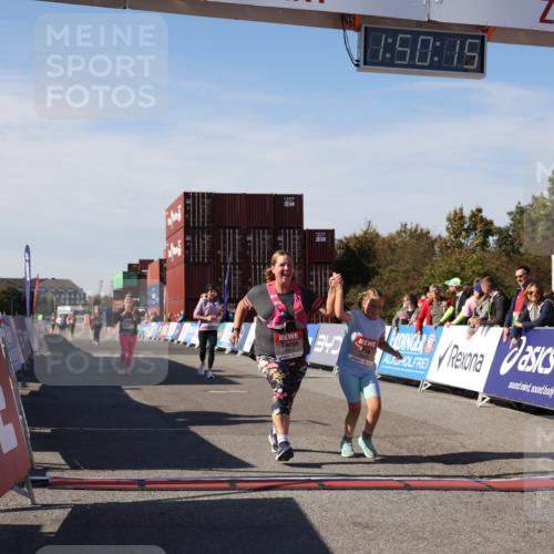 03.10.2025 - Köhlbrandbrückenlauf Lena Gebhardt http://msf.ph/oto/9083458 03.10.2025 13:50:16 Ziel 5225, 5547, 5611, 5612 meine-sportfotos.de