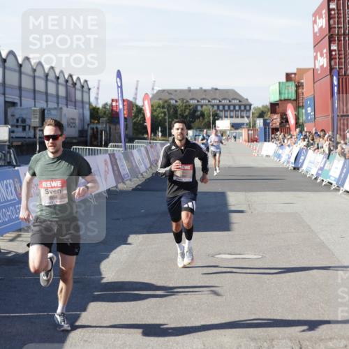 03.10.2025 - Köhlbrandbrückenlauf Jannik Wohlers http://msf.ph/oto/9083493 03.10.2025 12:51:36 Ziel 4058, 6458, 6793 meine-sportfotos.de