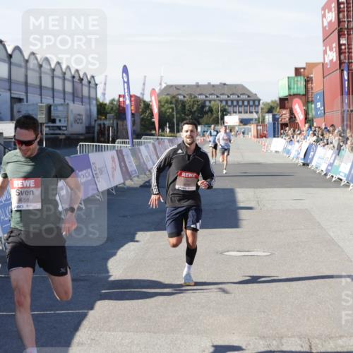 03.10.2025 - Köhlbrandbrückenlauf Jannik Wohlers http://msf.ph/oto/9083509 03.10.2025 12:51:36 Ziel 4058, 6458, 6793 meine-sportfotos.de