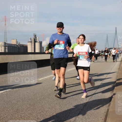 03.10.2025 - Köhlbrandbrückenlauf Lena Gebhardt http://msf.ph/oto/9083536 03.10.2025 10:04:55 Position 2 1652, 1653 meine-sportfotos.de