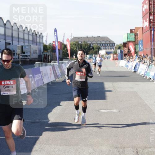 03.10.2025 - Köhlbrandbrückenlauf Jannik Wohlers http://msf.ph/oto/9083540 03.10.2025 12:51:36 Ziel 4058, 6458, 6793 meine-sportfotos.de