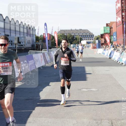 03.10.2025 - Köhlbrandbrückenlauf Jannik Wohlers http://msf.ph/oto/9083551 03.10.2025 12:51:37 Ziel 4058, 6458, 6793 meine-sportfotos.de