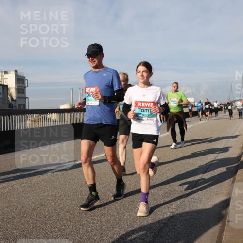 03.10.2025 - Köhlbrandbrückenlauf Lena Gebhardt http://msf.ph/oto/9083567 03.10.2025 10:04:56 Position 2 1652, 1653 meine-sportfotos.de