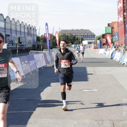 03.10.2025 - Köhlbrandbrückenlauf Jannik Wohlers http://msf.ph/oto/9083586 03.10.2025 12:51:37 Ziel 4058, 6458, 6793 meine-sportfotos.de