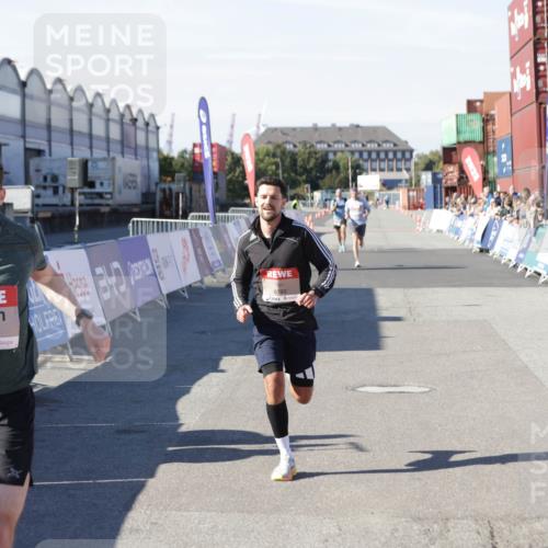 03.10.2025 - Köhlbrandbrückenlauf Jannik Wohlers http://msf.ph/oto/9083604 03.10.2025 12:51:37 Ziel 4058, 6458, 6793 meine-sportfotos.de