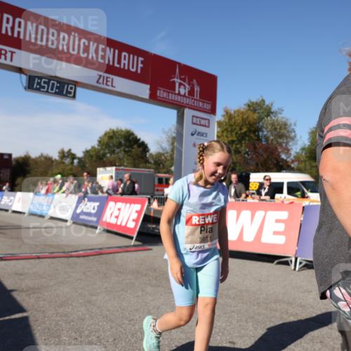 03.10.2025 - Köhlbrandbrückenlauf Lena Gebhardt http://msf.ph/oto/9083609 03.10.2025 13:50:19 Ziel 5225, 5547, 5611, 5612 meine-sportfotos.de