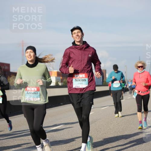 03.10.2025 - Köhlbrandbrückenlauf Jannik Wohlers http://msf.ph/oto/9083633 03.10.2025 10:06:15 Position 3 2310, 1160 meine-sportfotos.de