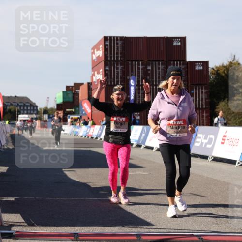 03.10.2025 - Köhlbrandbrückenlauf Lena Gebhardt http://msf.ph/oto/9083634 03.10.2025 13:50:20 Ziel 5225, 5547, 5611, 5612 meine-sportfotos.de