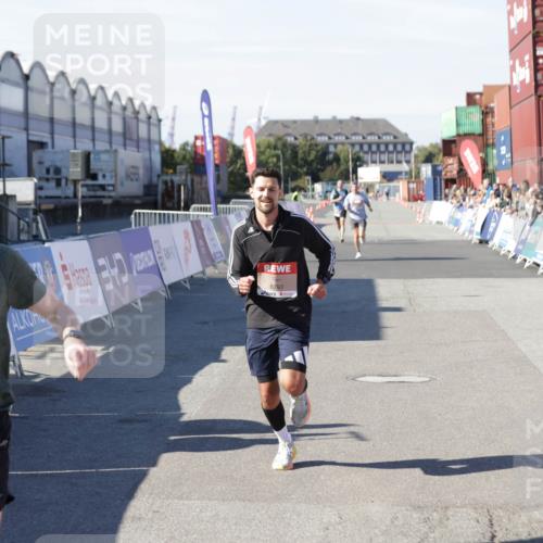 03.10.2025 - Köhlbrandbrückenlauf Jannik Wohlers http://msf.ph/oto/9083637 03.10.2025 12:51:37 Ziel 4058, 6458, 6793 meine-sportfotos.de