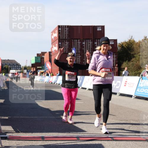 03.10.2025 - Köhlbrandbrückenlauf Lena Gebhardt http://msf.ph/oto/9083650 03.10.2025 13:50:21 Ziel 5225, 5547, 5611, 5612 meine-sportfotos.de