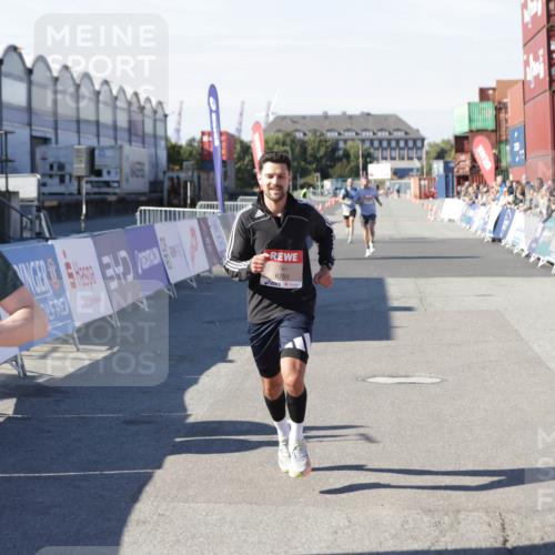 03.10.2025 - Köhlbrandbrückenlauf Jannik Wohlers http://msf.ph/oto/9083656 03.10.2025 12:51:37 Ziel 4058, 6458, 6793 meine-sportfotos.de